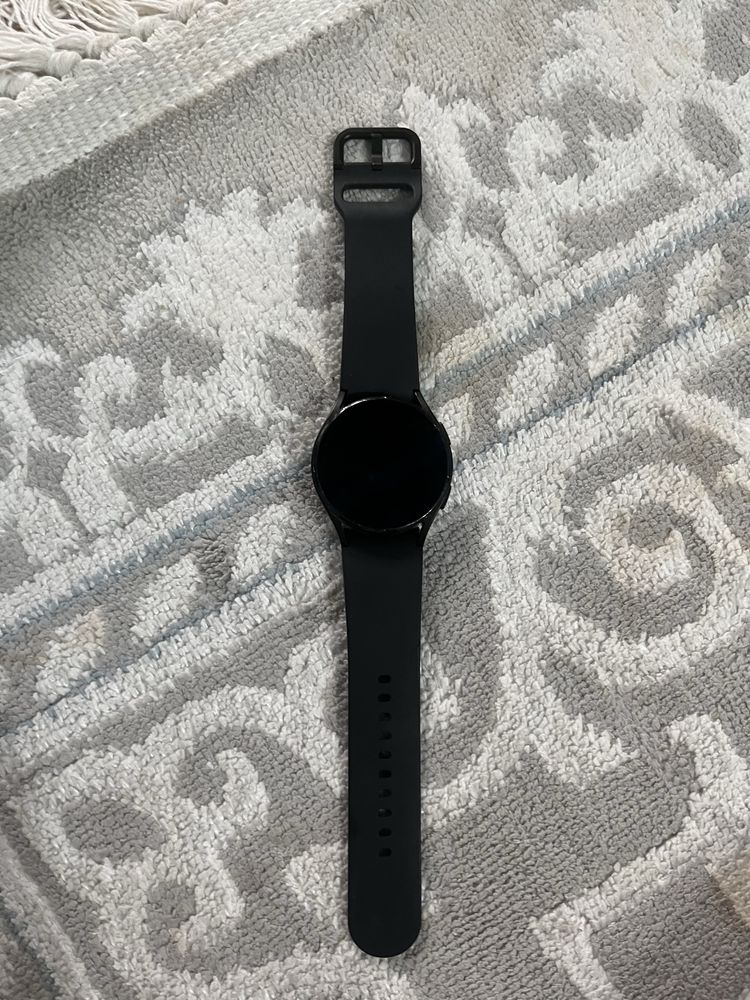 Samsung Galaxy Watch 4 (40mm) Все работает, но нет коробки.