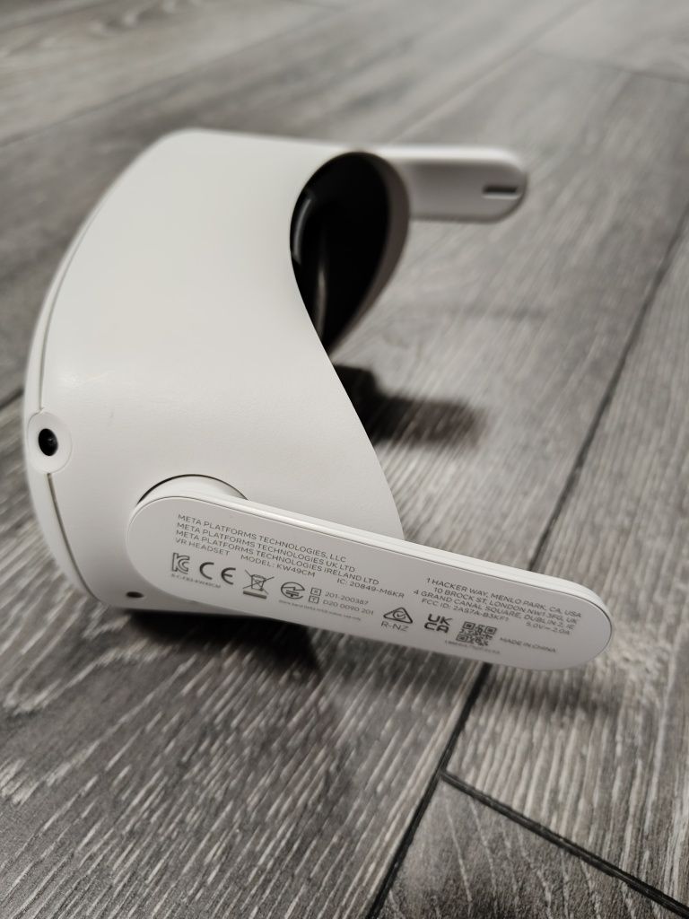 Meta Oculus Quest 2 не рабочий, на запчасти без контроллеров