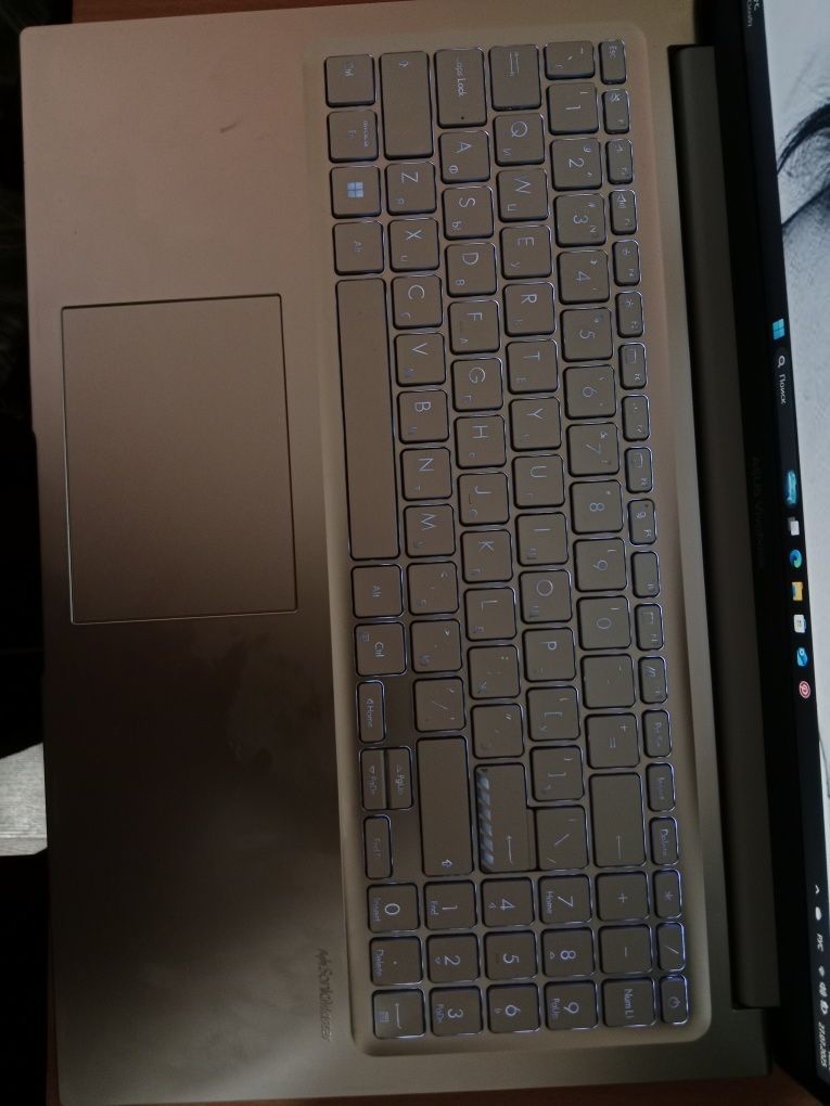 Обменяю мощный ноутбук на айфон. Модель: ASUS vivobook 15