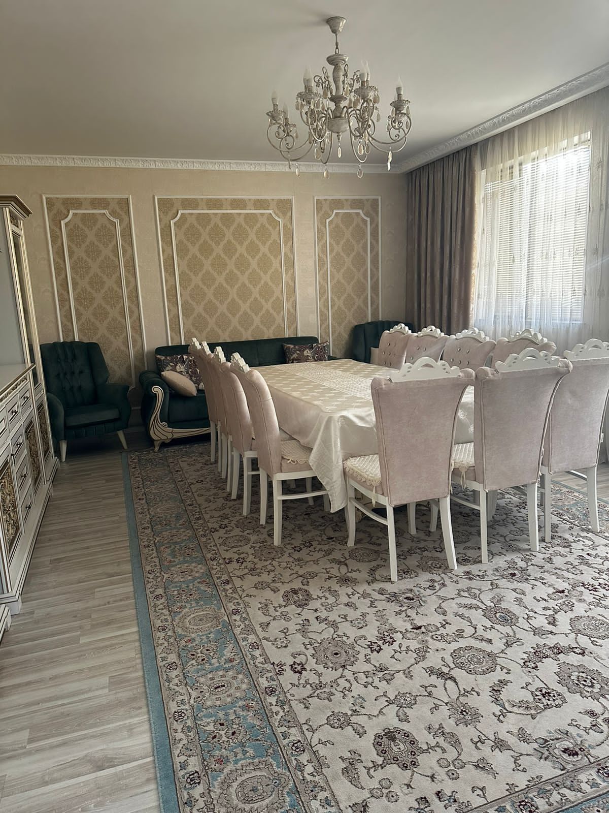 Продаётся спальный гарнитур, шкаф, кровать, тремо, тумбочки, стол