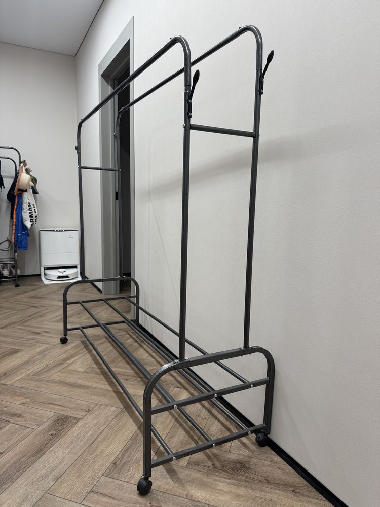 Вешалка поактически новая
