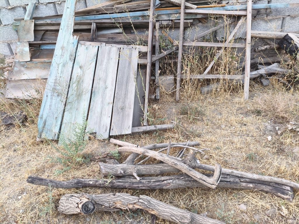 Убрать территорию,распилитьдоски и деревья на дрова ,вывести мусор