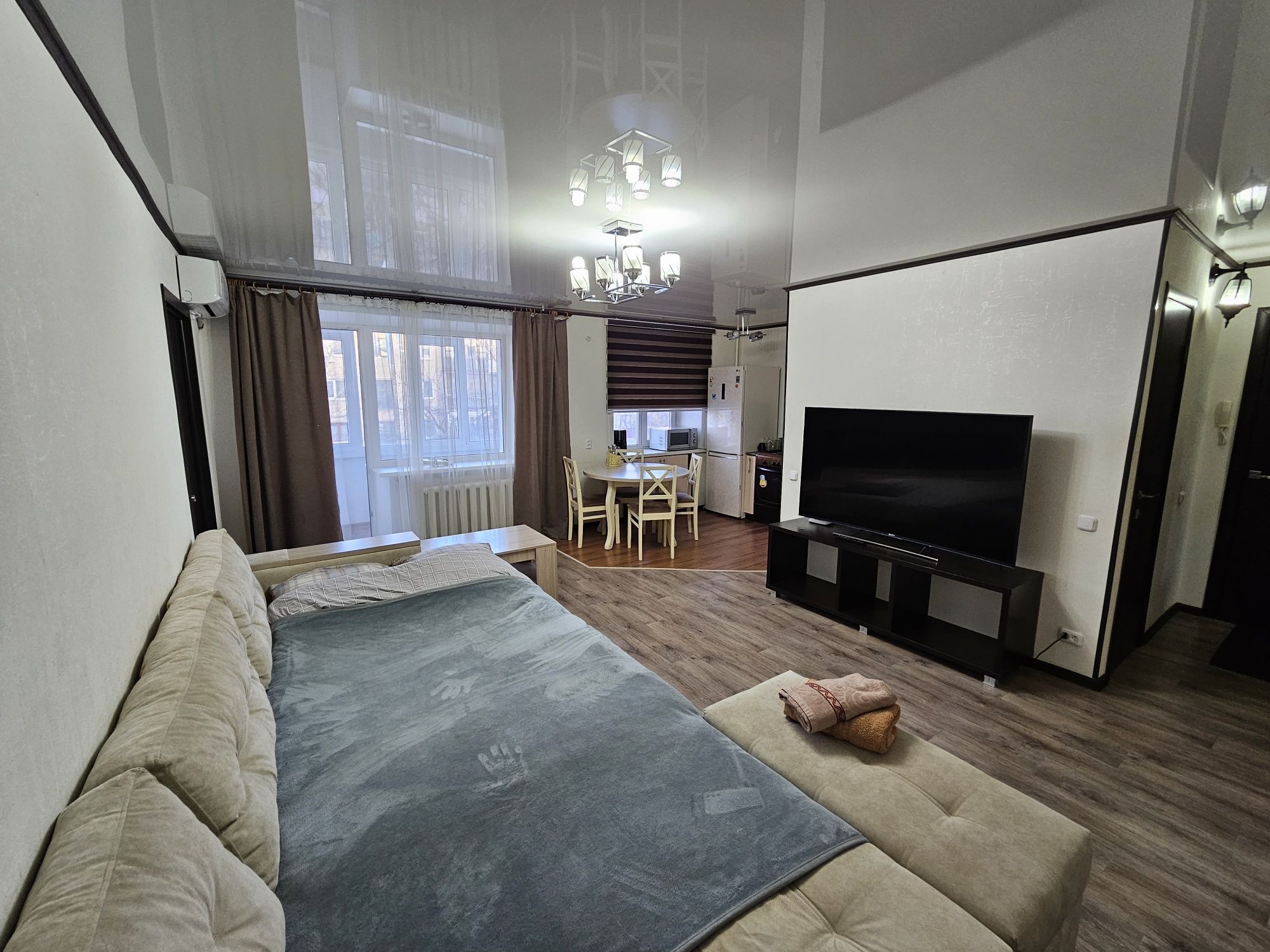 2-комнатнаяЛЮКСкоролевская кровать,огромный диван,TV165см,ваннаJACUZZI