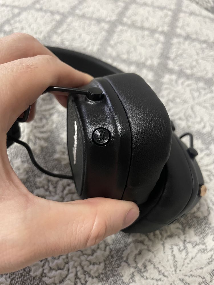 Продам новые наушники marshall 5