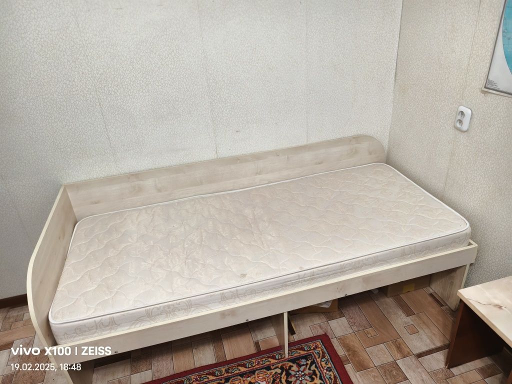 Кровать с матрасом
