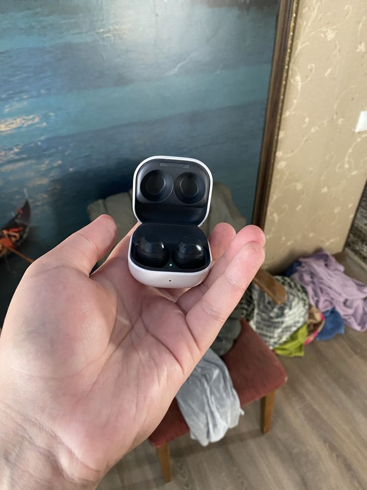 Наушники Samsung Galaxy Buds FE с коробкой, но без кабеля.