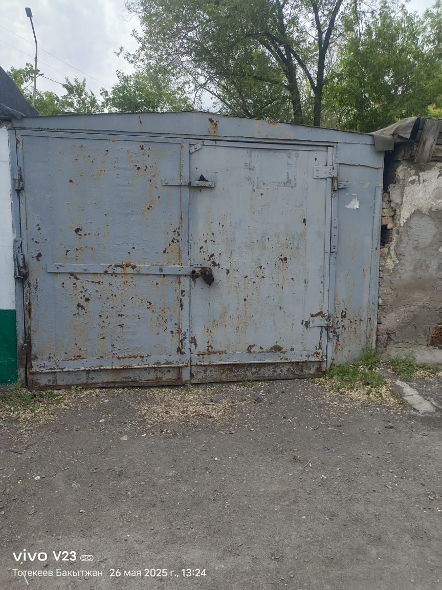 Гараж железный.  Серого цвета.