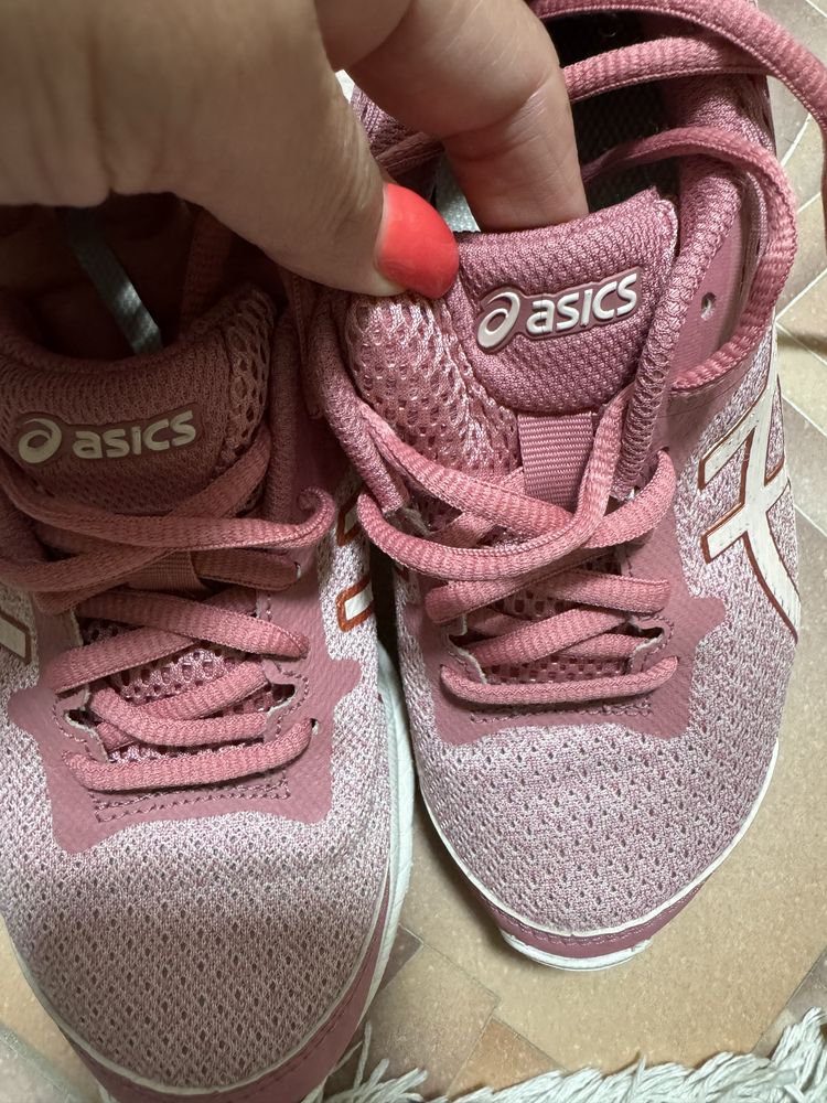 Продам кросовки на девочку ASICS
