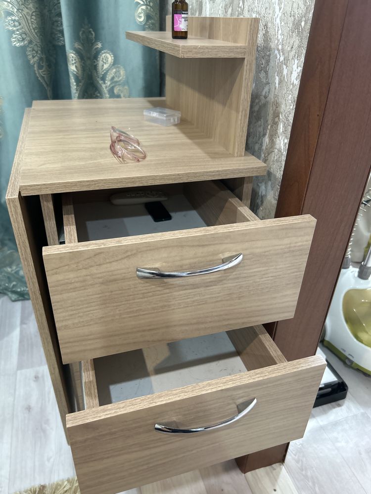 Продам маникюрный стол
