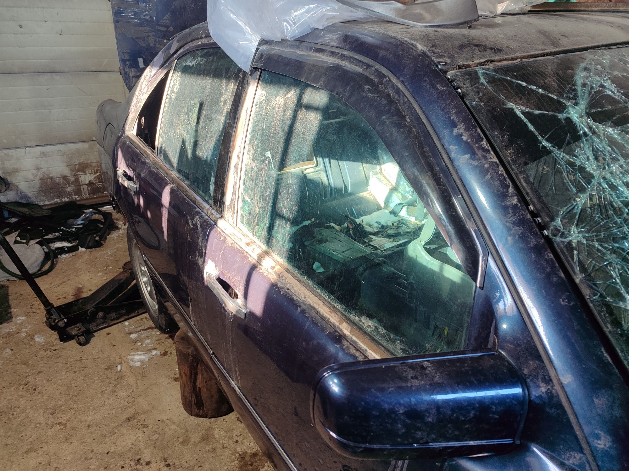 Задний лобовой на Мерседес W210 боковой стекло