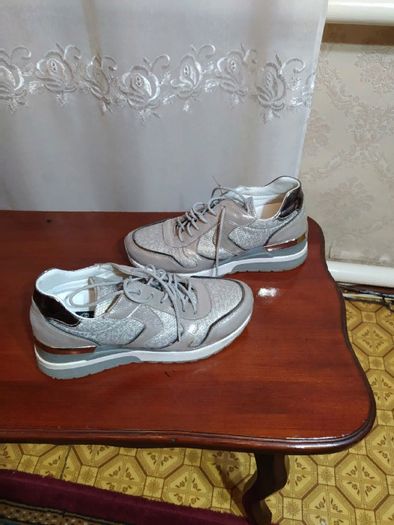 продаю хорошие кроссовки