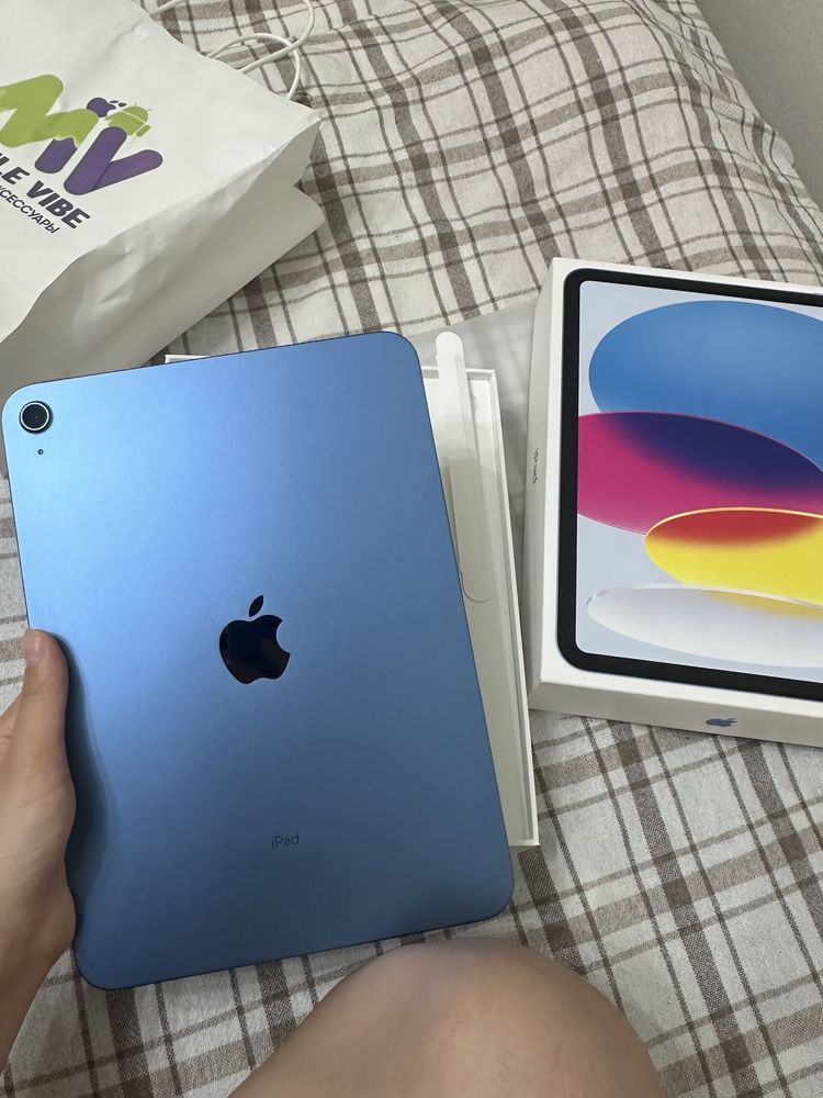 Продам iPad в хорошем состоянии с аксессуарами