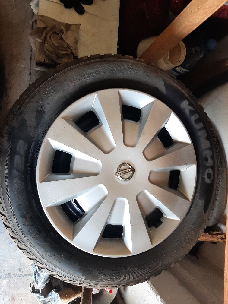 Продам 4 диска R15 с зимней резиной на 205/65/R15