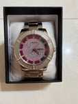 Женские часы бренда guess