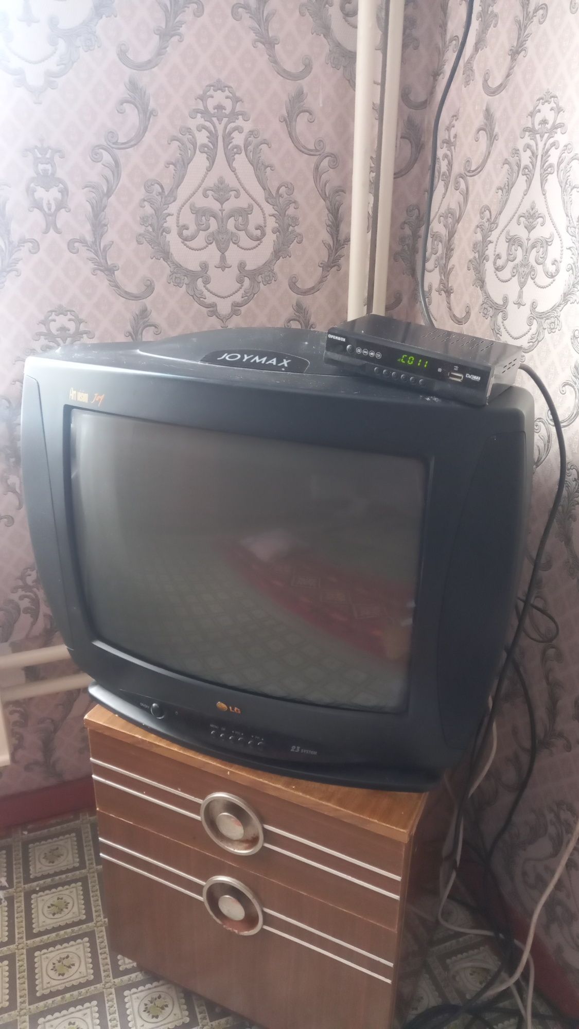 Телевизор  в рабочем состояний
