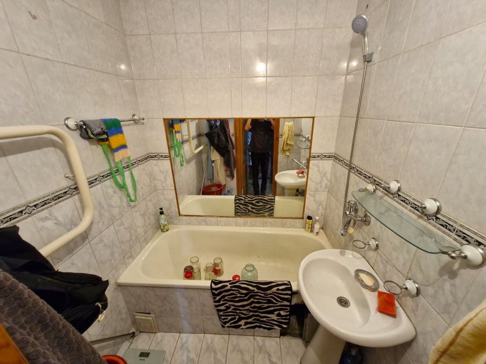 Продам срочно в центре 2х комнатную квартиру