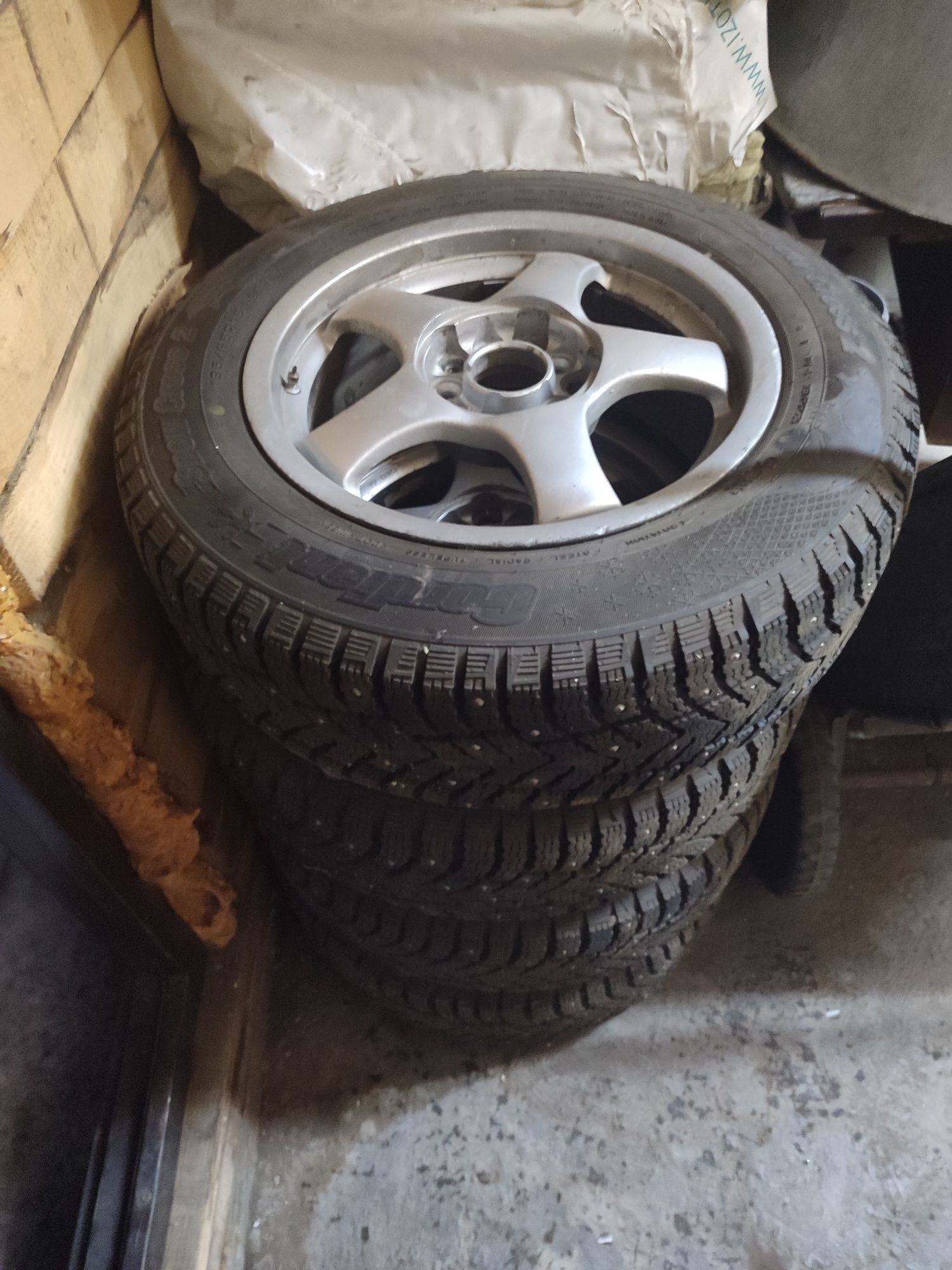 Продам зимнюю резину R15 195/65 на дисках.