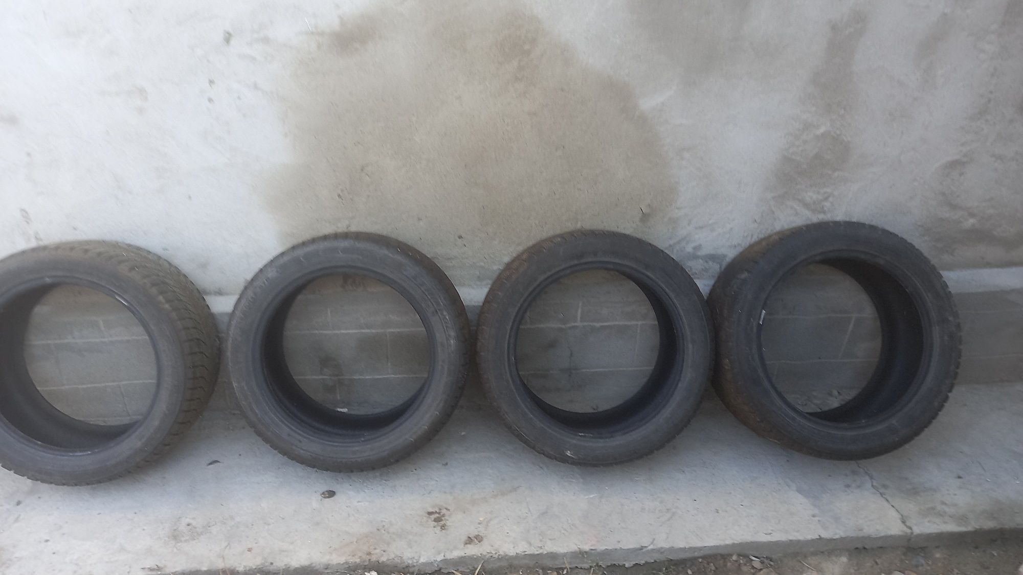 Продам зимние шины размер 235/45.17