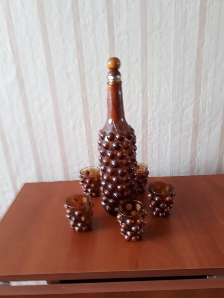 Набор: бутылка  и рюмки,декорированные.