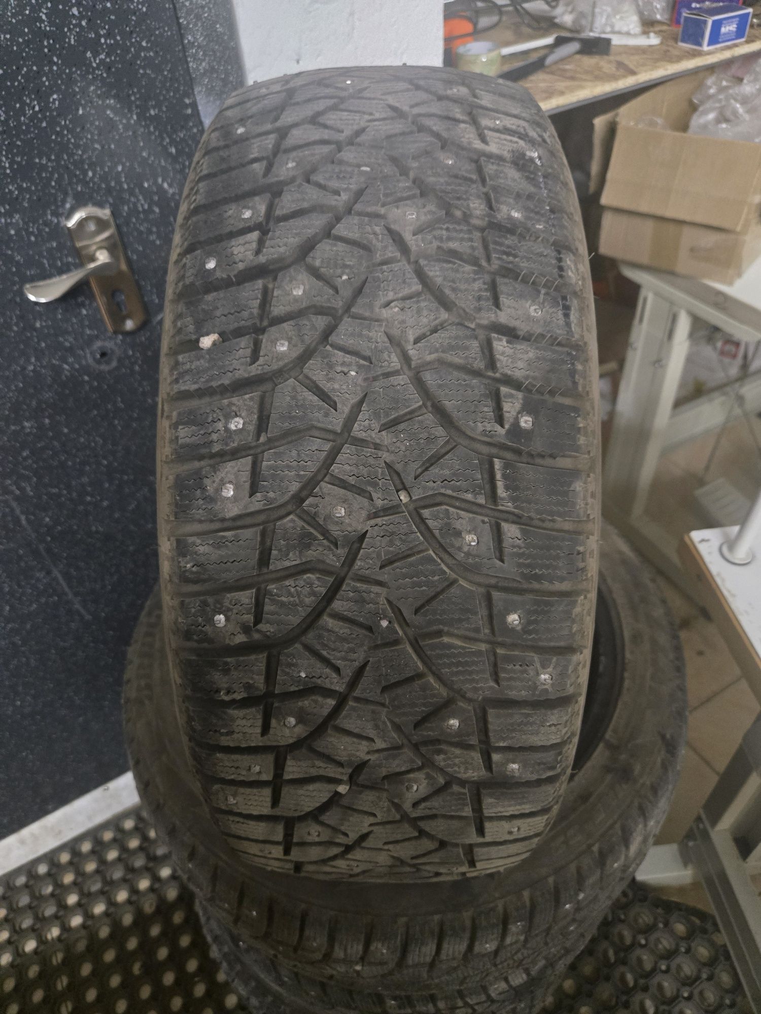235/45 R18 Bridgestone spike 2