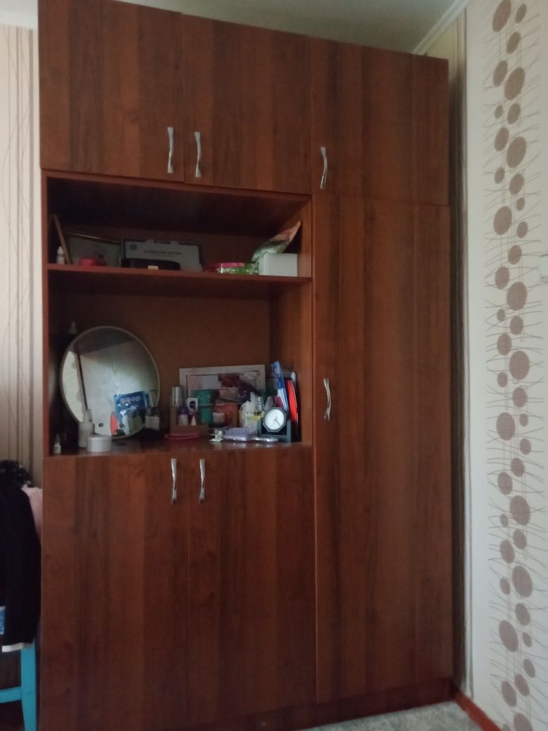 Продам тумбочку и шкаф срочно!