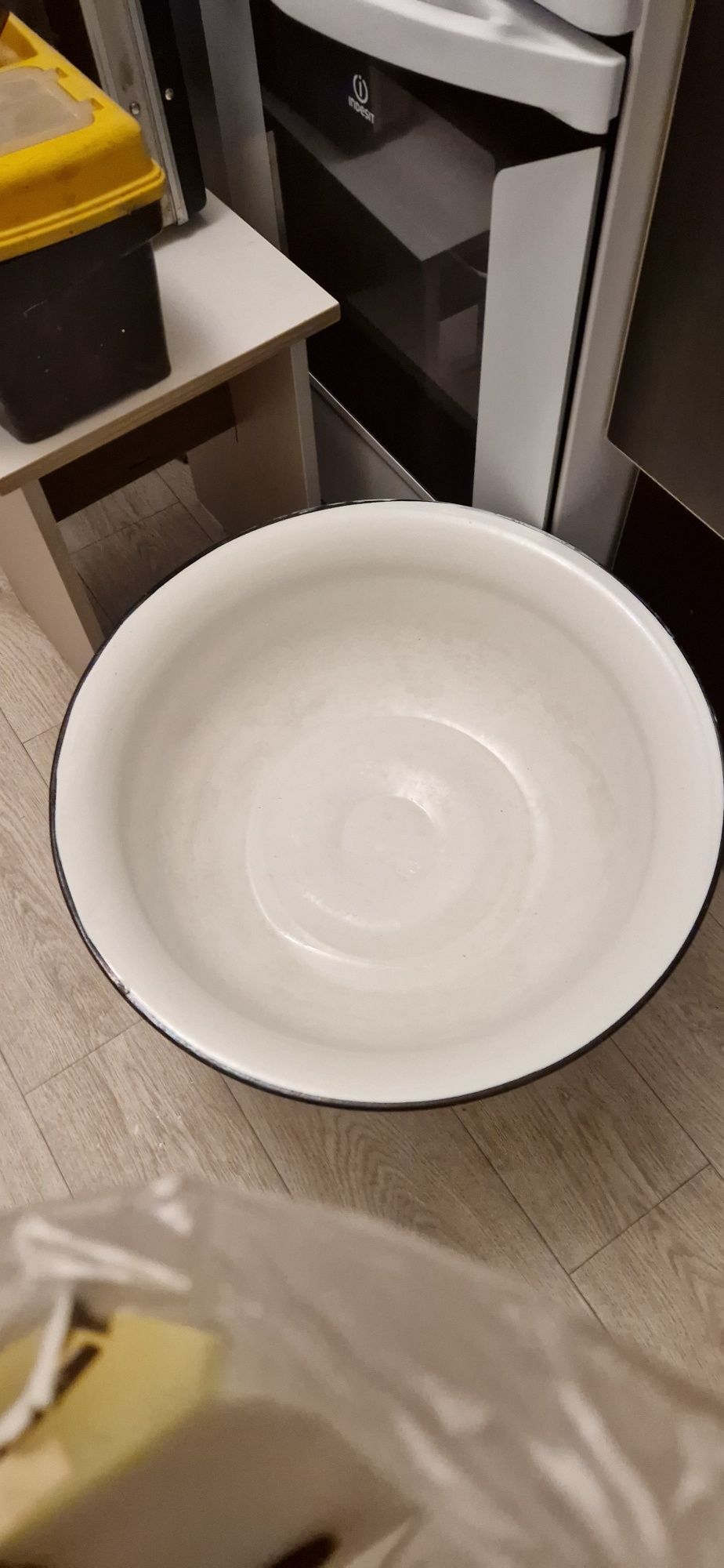 Продам эмалированный таз белый 50 /15