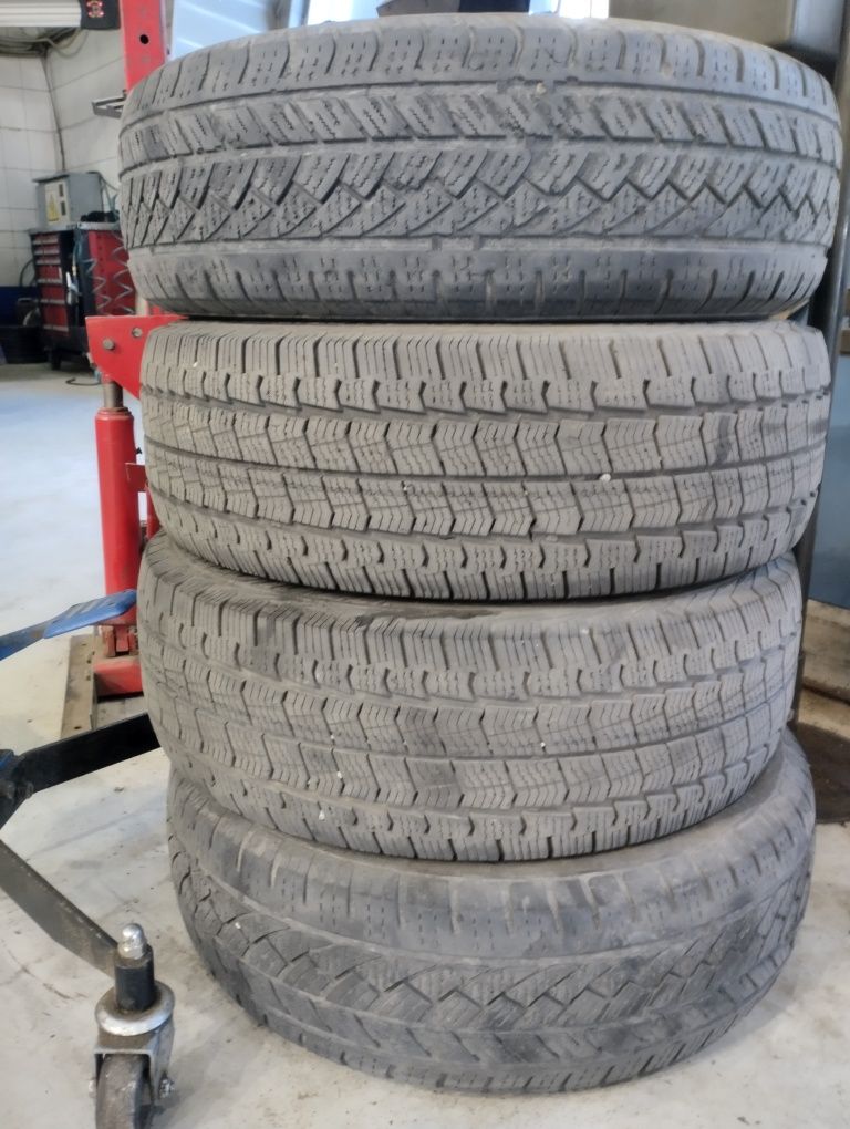 Продам 2шт шт 215 70 R15C