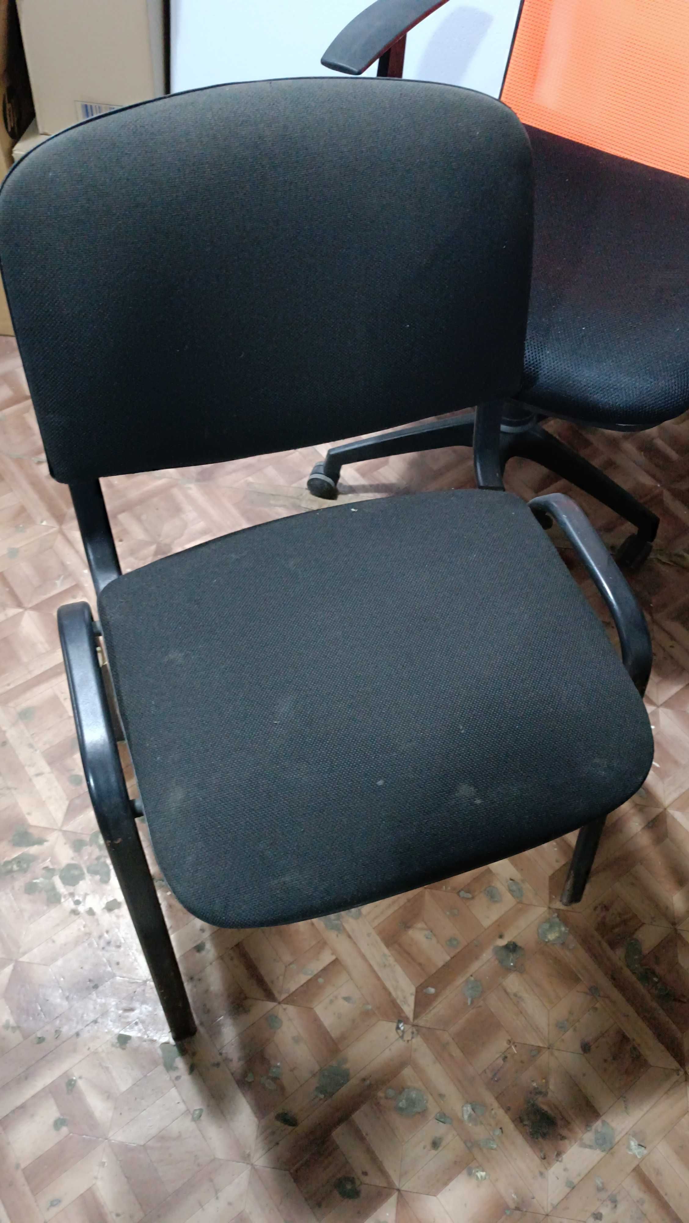 Кресло офисное 2 шт в отличном состоянии,стулья 5 шт
