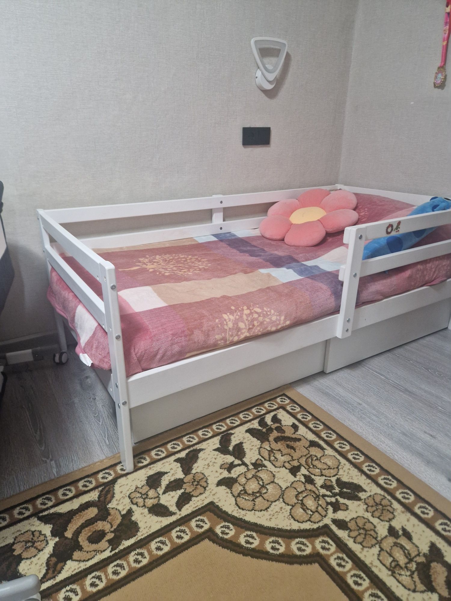 Детская кровать из березы 160×80 см с бортиками и ящиком

Продаю детск