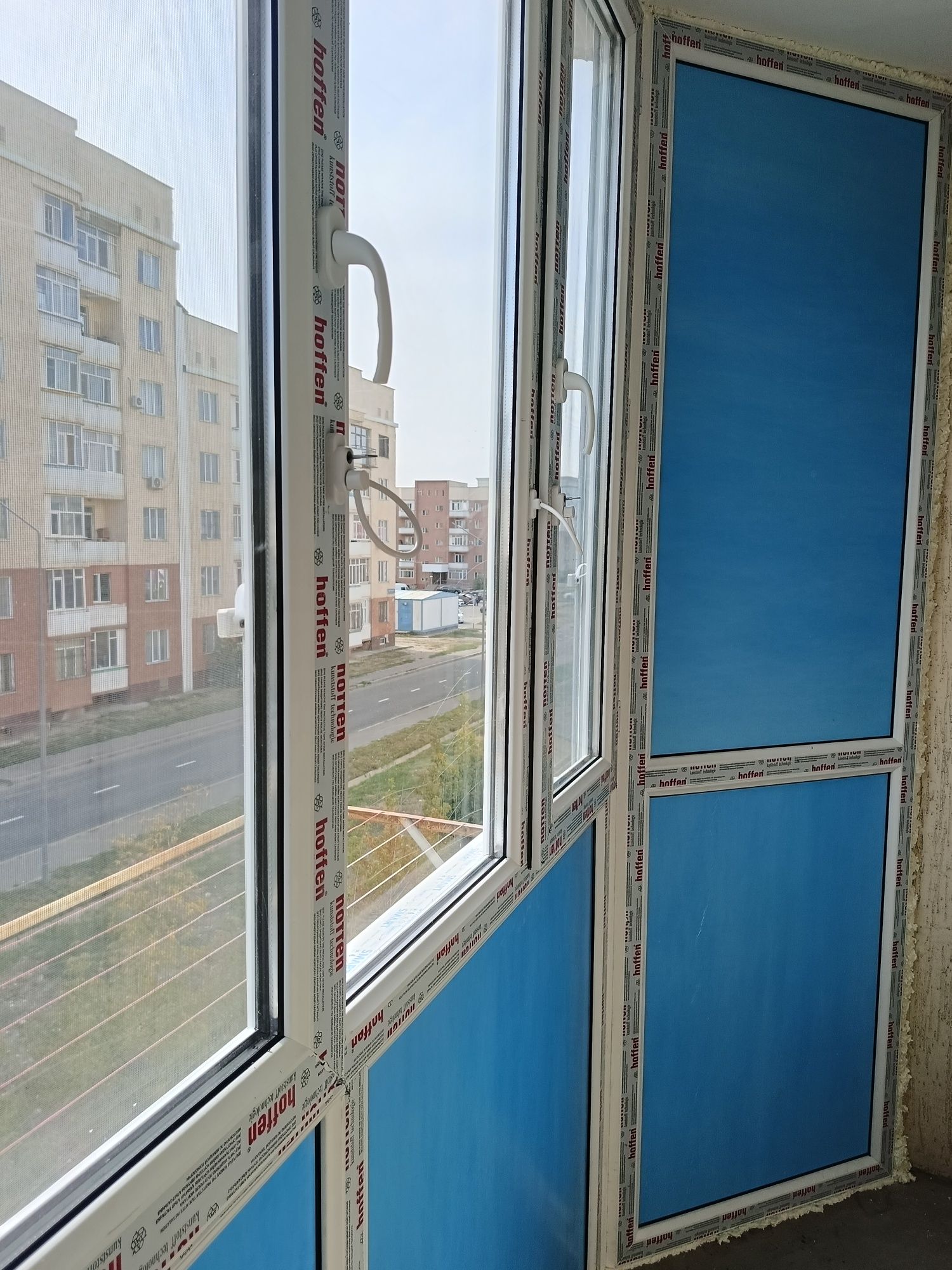 Балконы, окна, двери