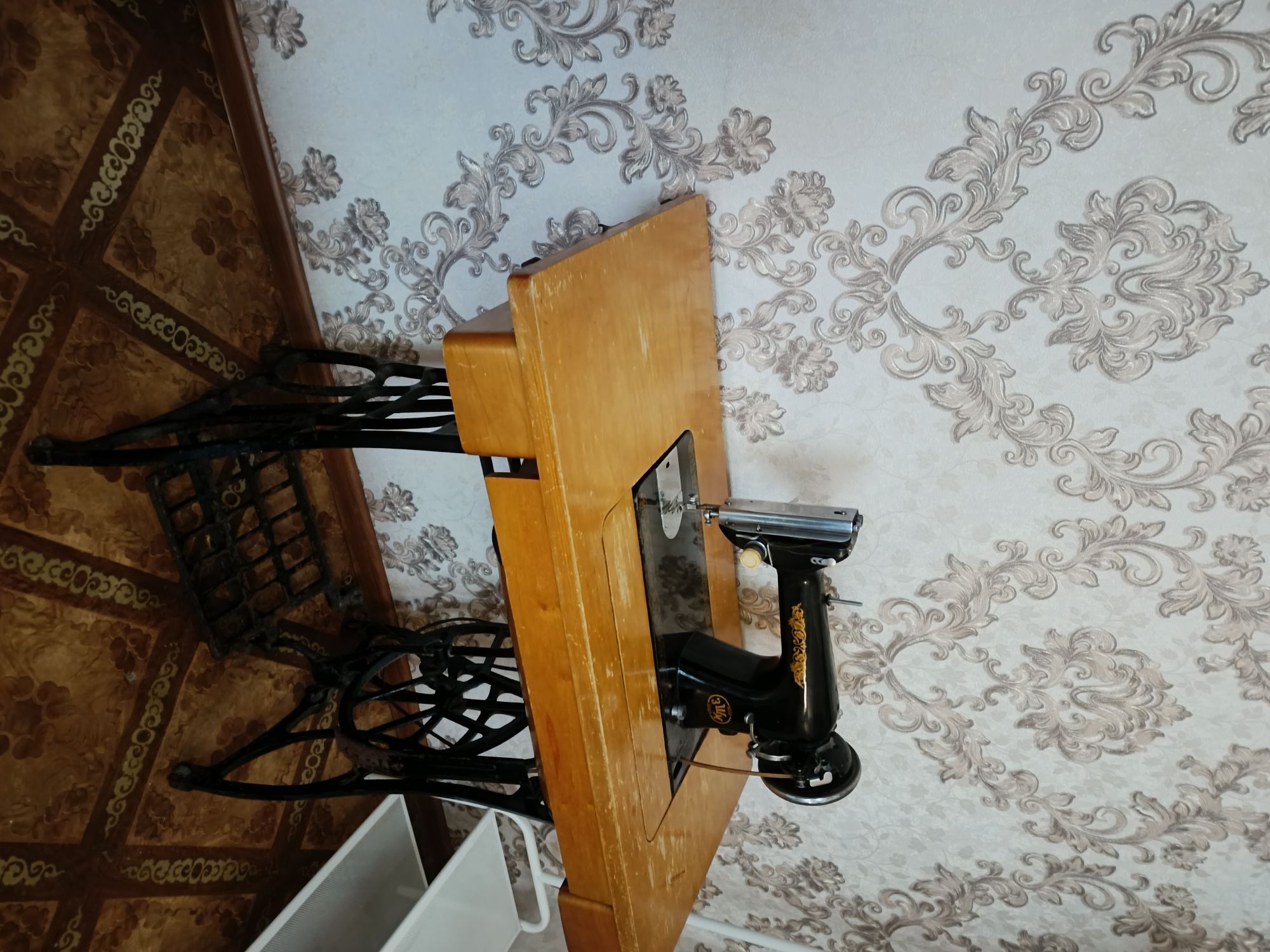 Продаю ножную швейную машинку