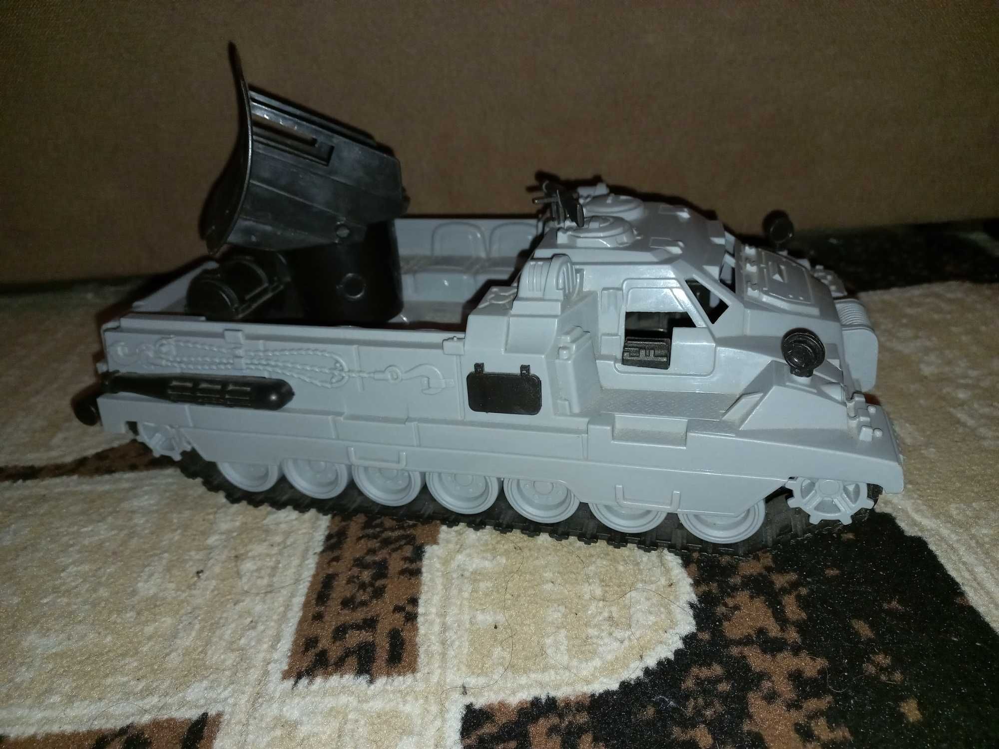 Продам танк игрушка