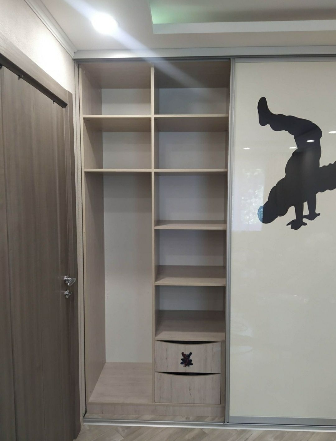 Встроенный шкаф из материала MDF производитель EGGER