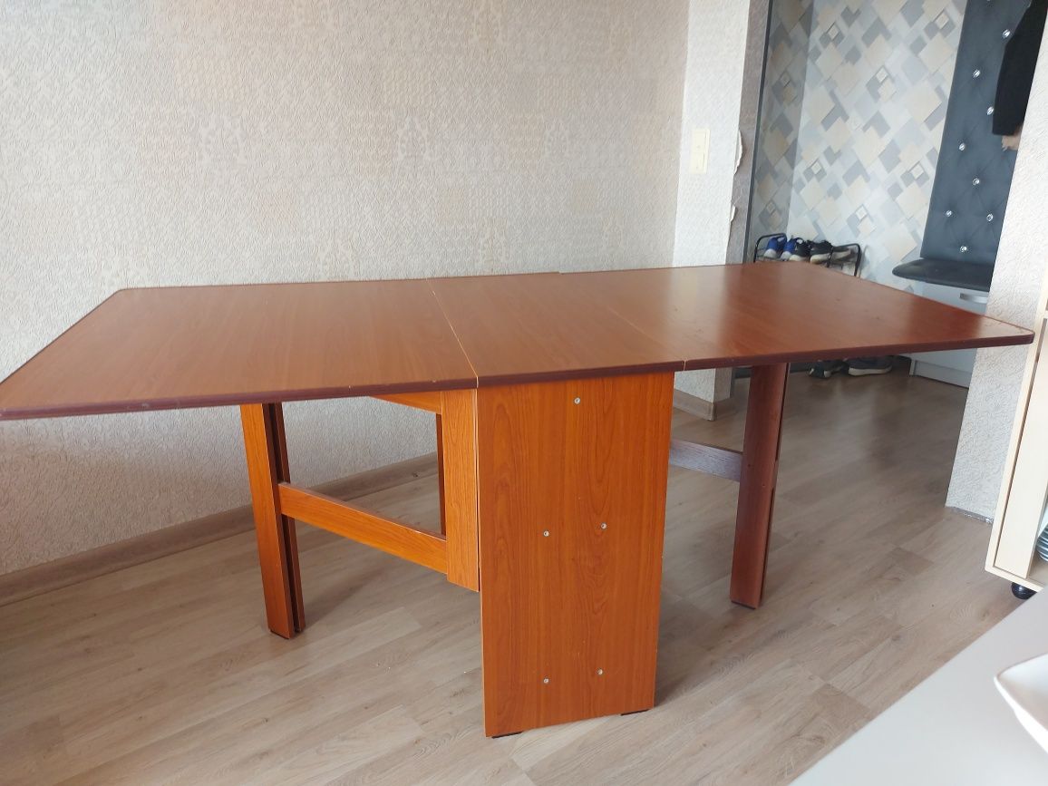 Продам стол книжку