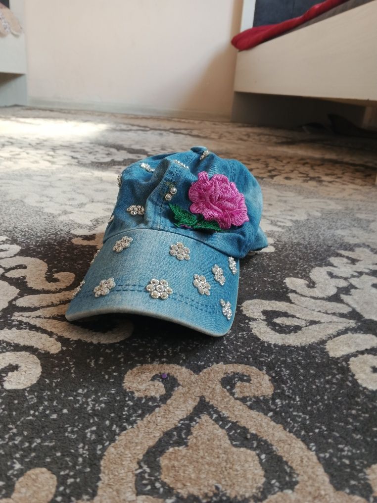 Продам кепки женские/ детские