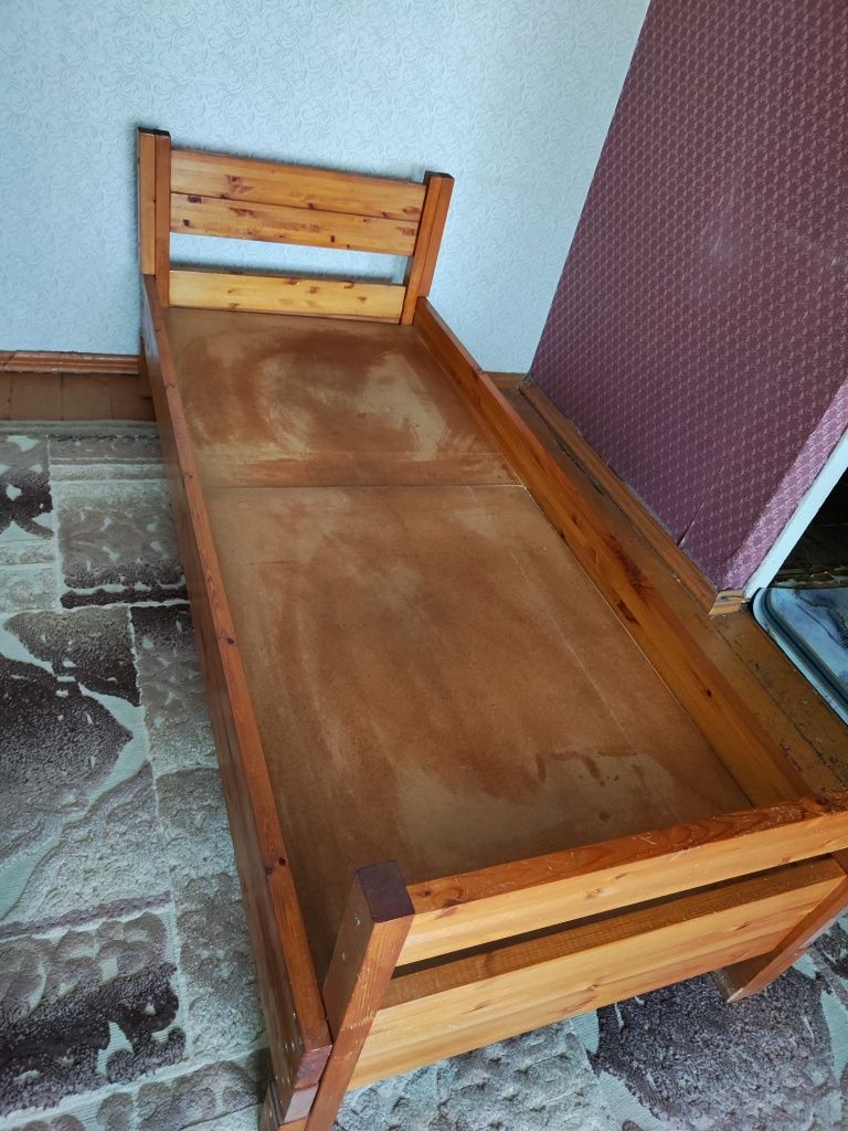 Кровать деревянная