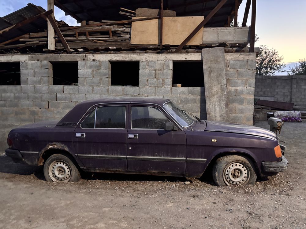 ВОЛГА 2000 году обьем 2.4