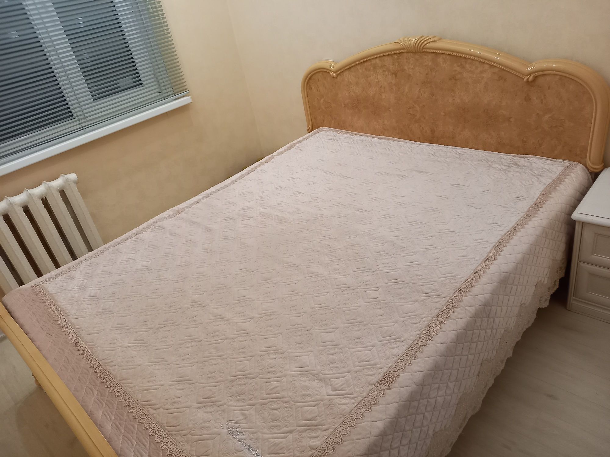 Двуспальная кровать, размеры: ширина 160см.; длина 200см.