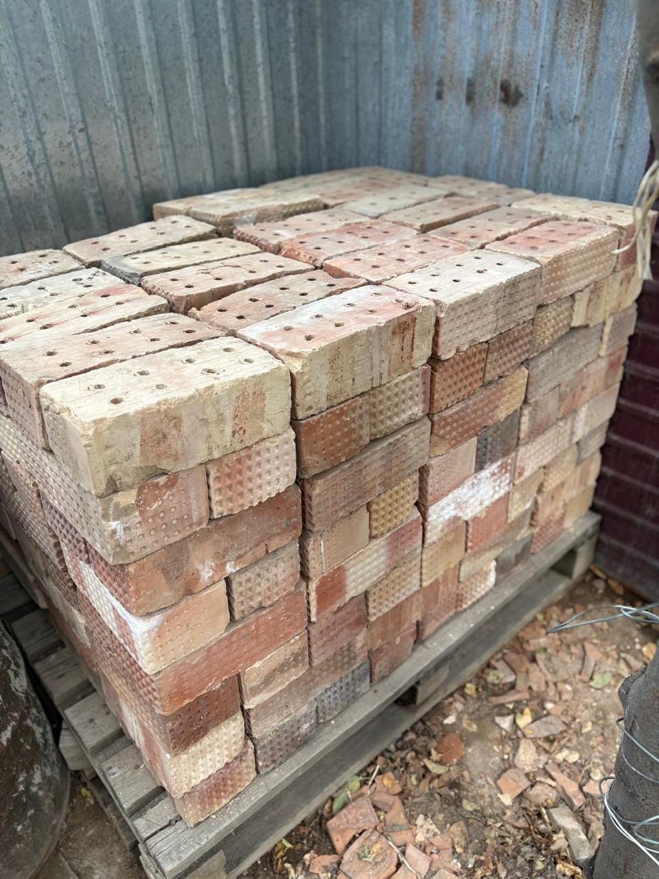 Кирпичи красные полуторные.