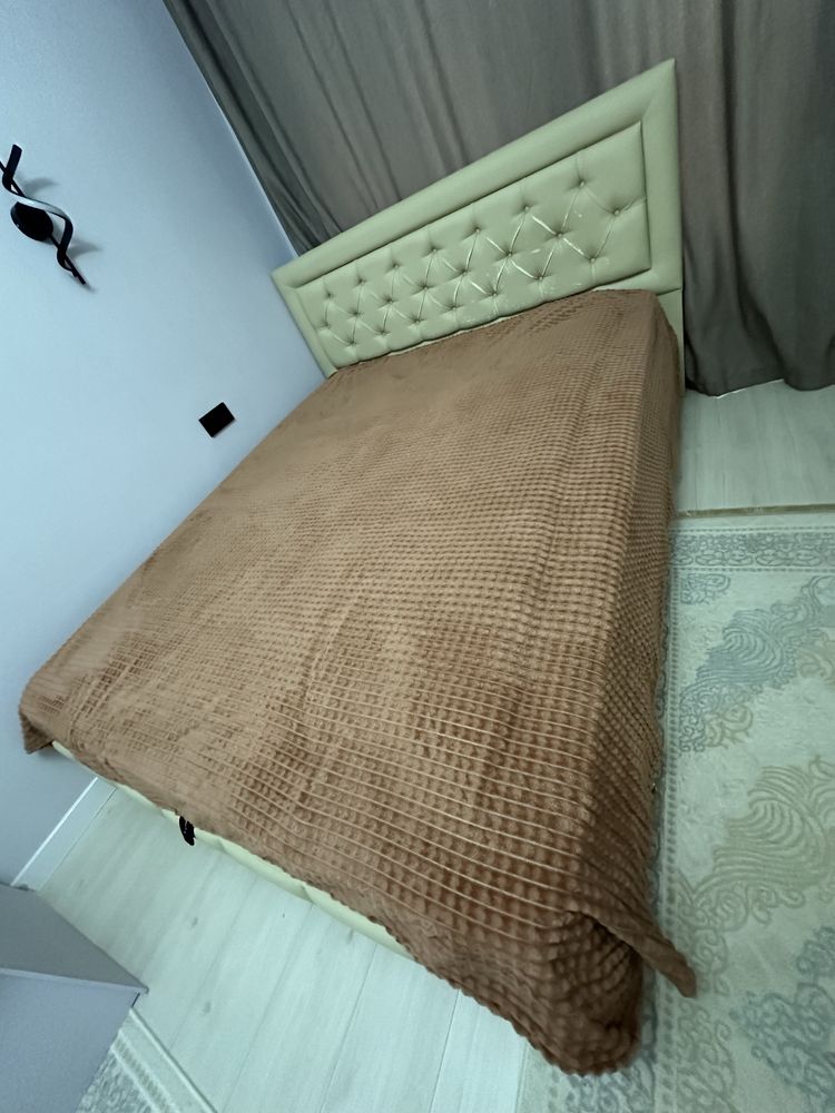 Кровать с подьемным механизмом. Матрац есть. Размер 180/200.