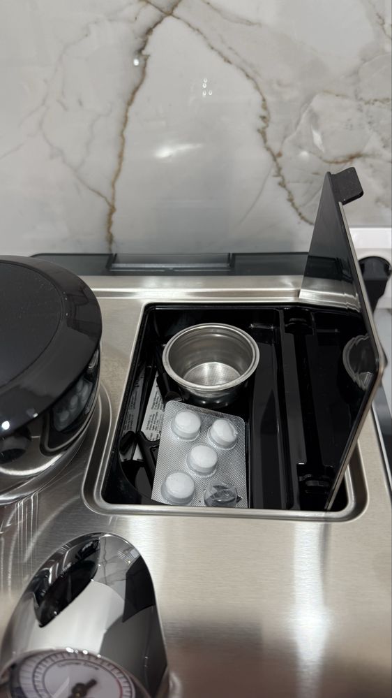 Кофеварка Delonghi EC9255.T серебристый