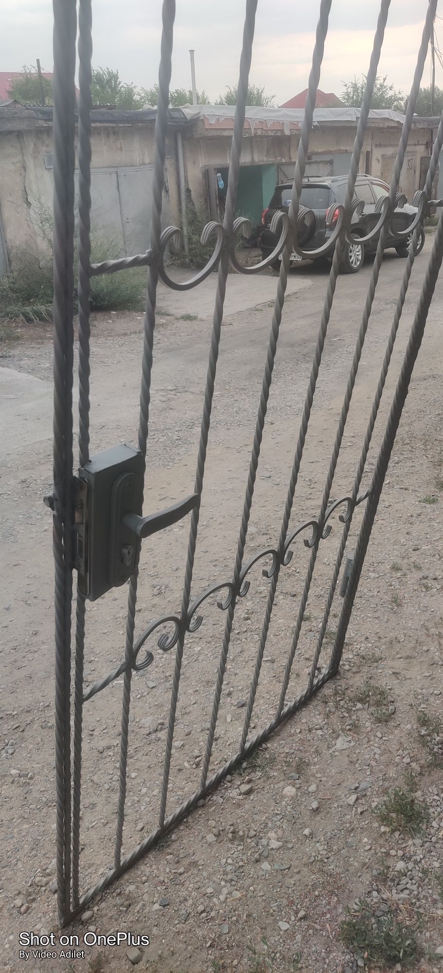 Решётка с дверью в подъезд на лестничную площадку
