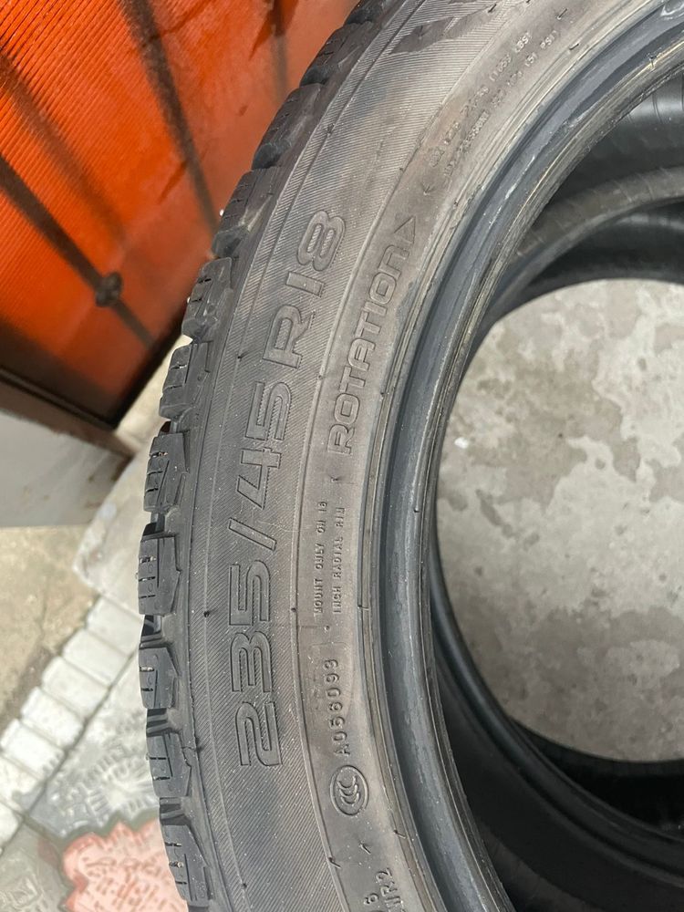 235/45/18 зимние резины шипы 3 штук почти новые