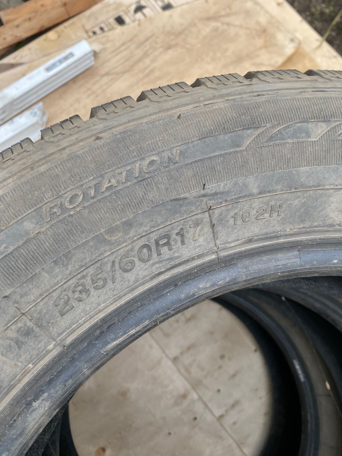 Шины 17  235/60/17 в отличном состоянии сезон тока катались