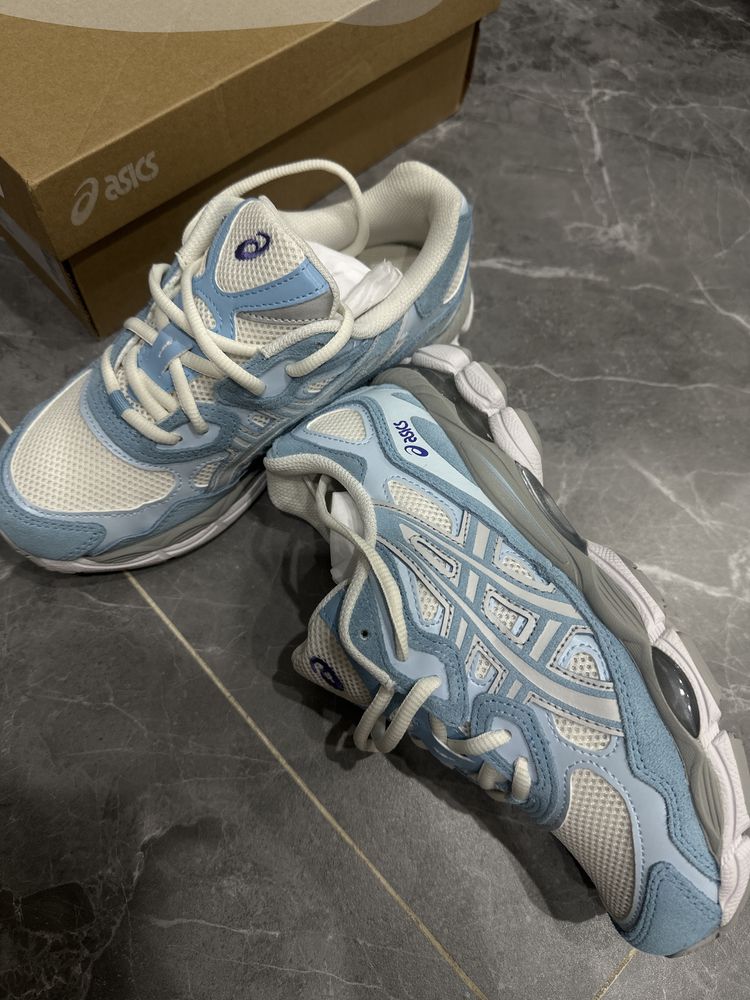 Новые кроссовки Asics