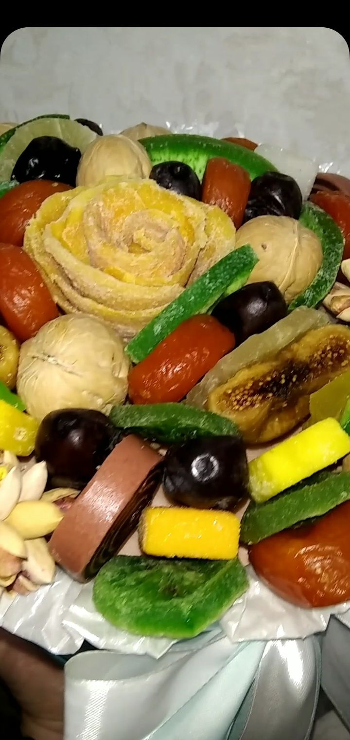 Композиция из сухофруктов и орехов.