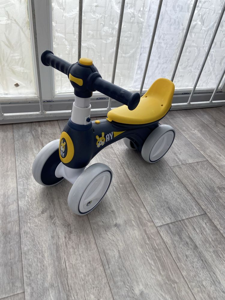 Продам беговел детский
