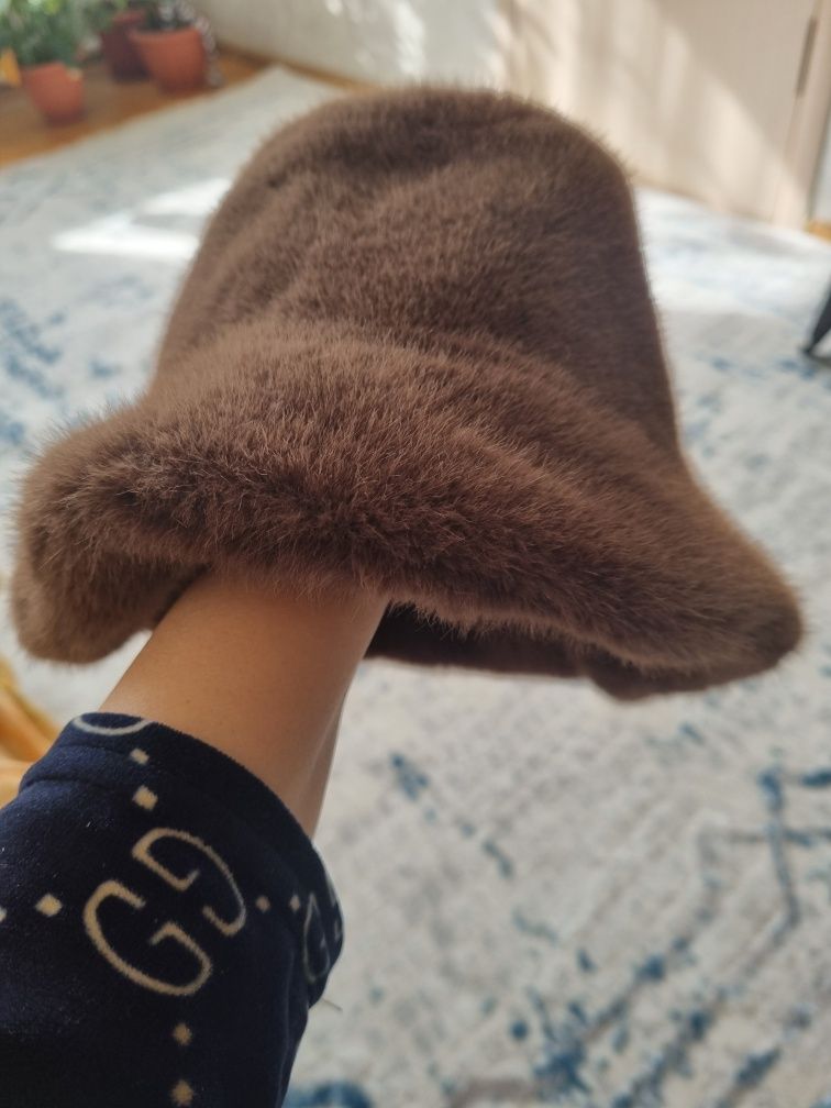 Продам шапку  с натуральной опушкой