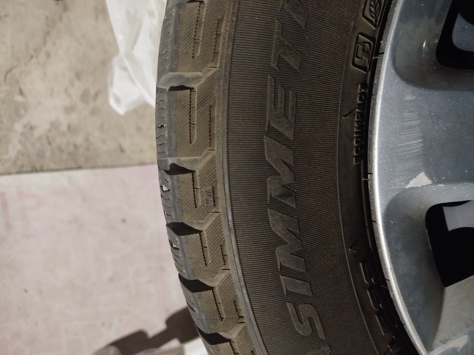 Продам Шины Pirelli в отличном состоянии протекторы 90% зимние липучки