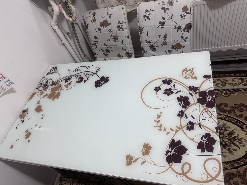 Продам куханный стол с 4 стульями. Состояние отличное.